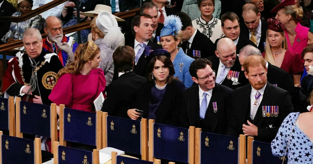 Prins Harry på kung Charles kröning i Westminster Abbey