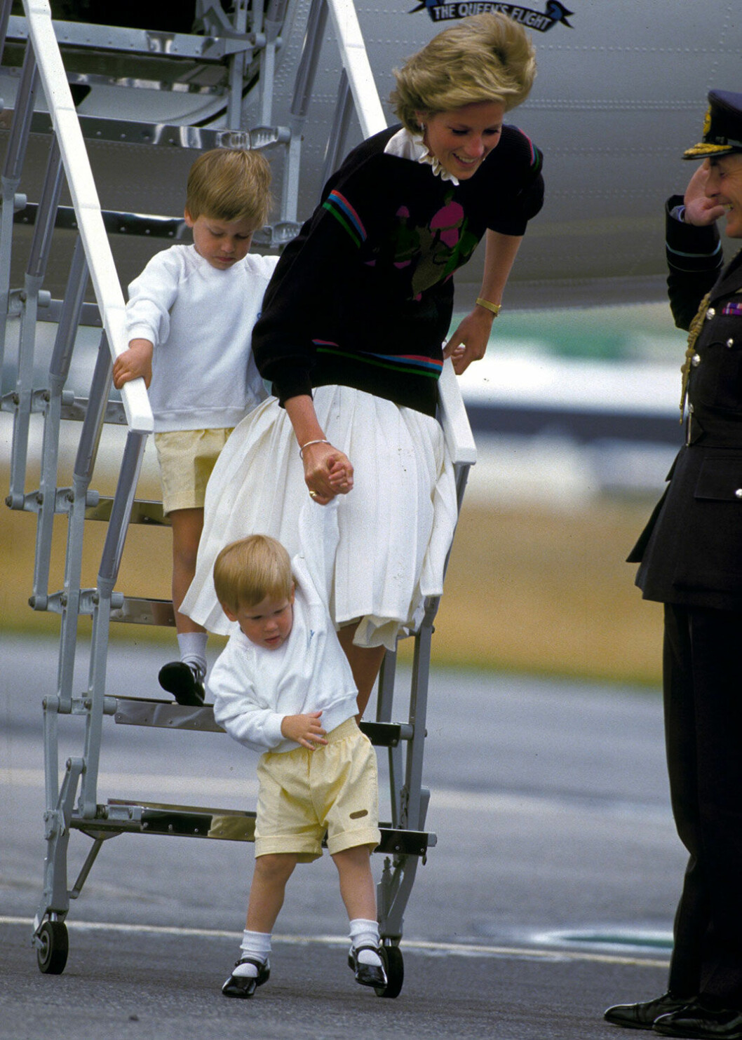 Prinsessan Diana med sönerna William och Harry på Aberdeen flygplats år 1986.