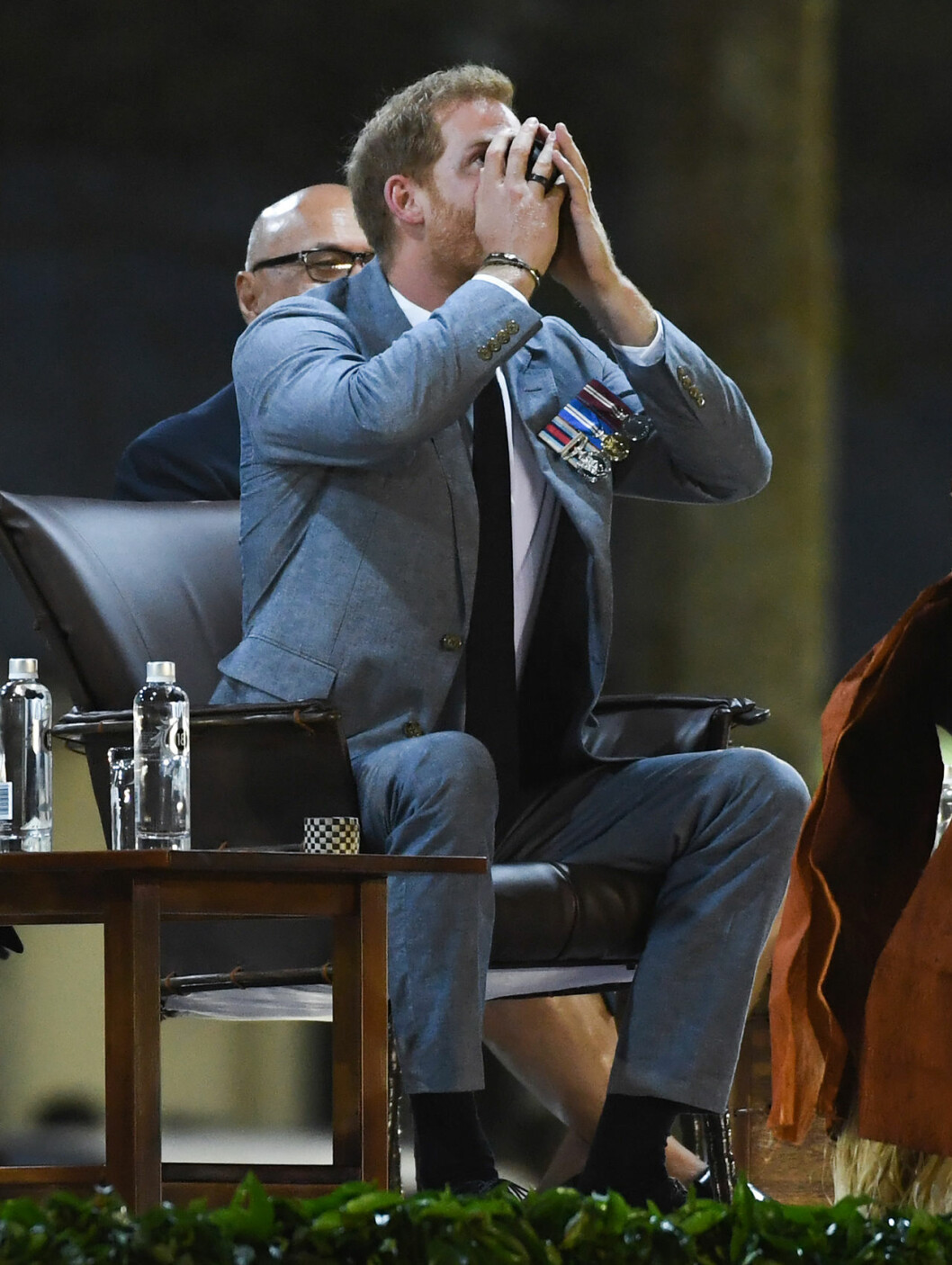 Prins Harry dricker sin Kava.