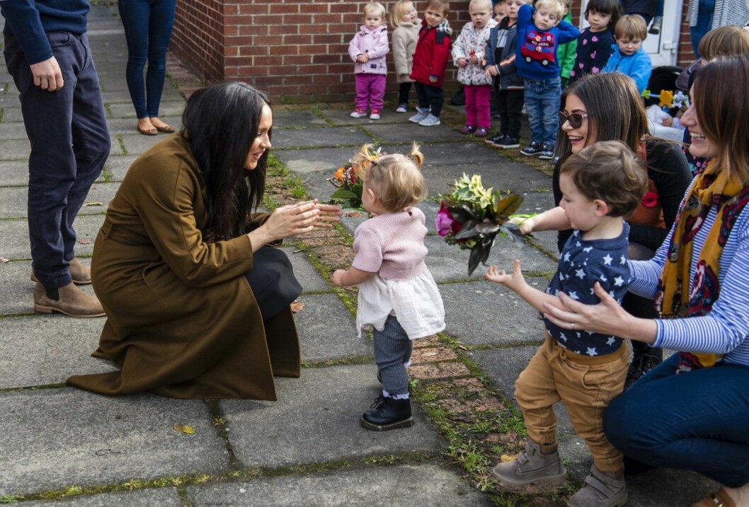 Meghan Markle fick ta emot söta blombuketter under mötet. Harry och Meghan träffade militärfruar