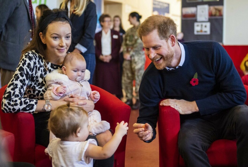 Prins Harry hälsade på många små barn under kaffeträffen med militärfruarna. Harry och Meghan träffade militärfruar