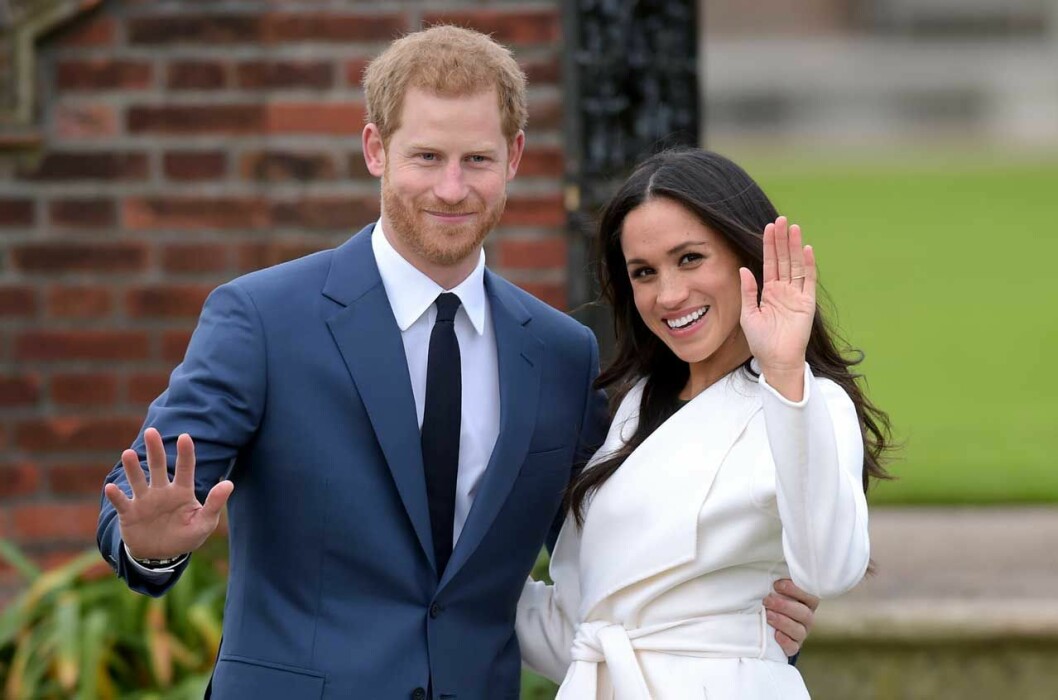 Meghan och Harry visar upp sina förlovningsringar.