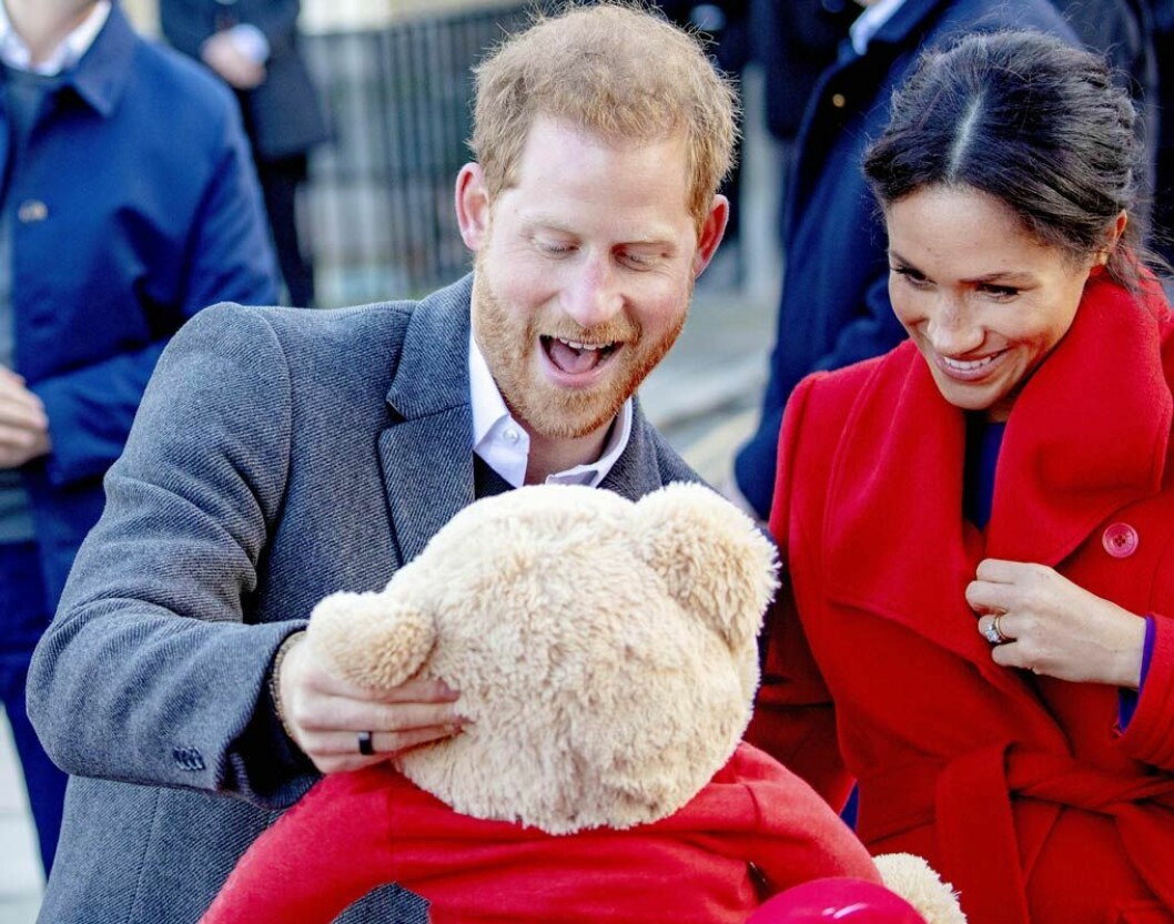 Harry och Meghan blir snart föräldrar – till en liten flicka om man får tro det engelsk folket. Harry och Meghan blir snart föräldrar - till en liten flicka om man får tro det engelsk folket.