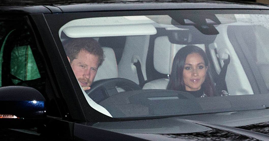 Prins Harry och Meghan åker bil.