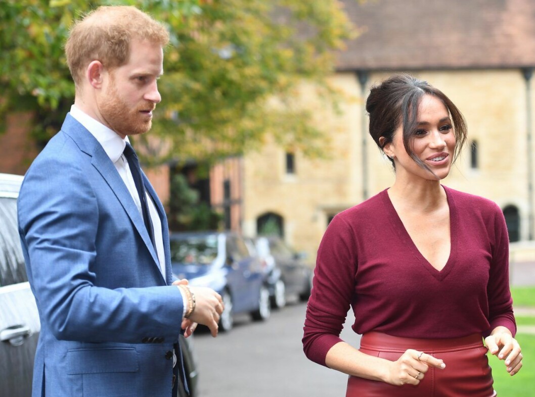 Meghan Markle stämde tidningen The Mail on Sunday tidigare i höst, efter att de publicerat ett brev från henne till sin pappa. Harry och Meghan försvaras av Hillary Clinton