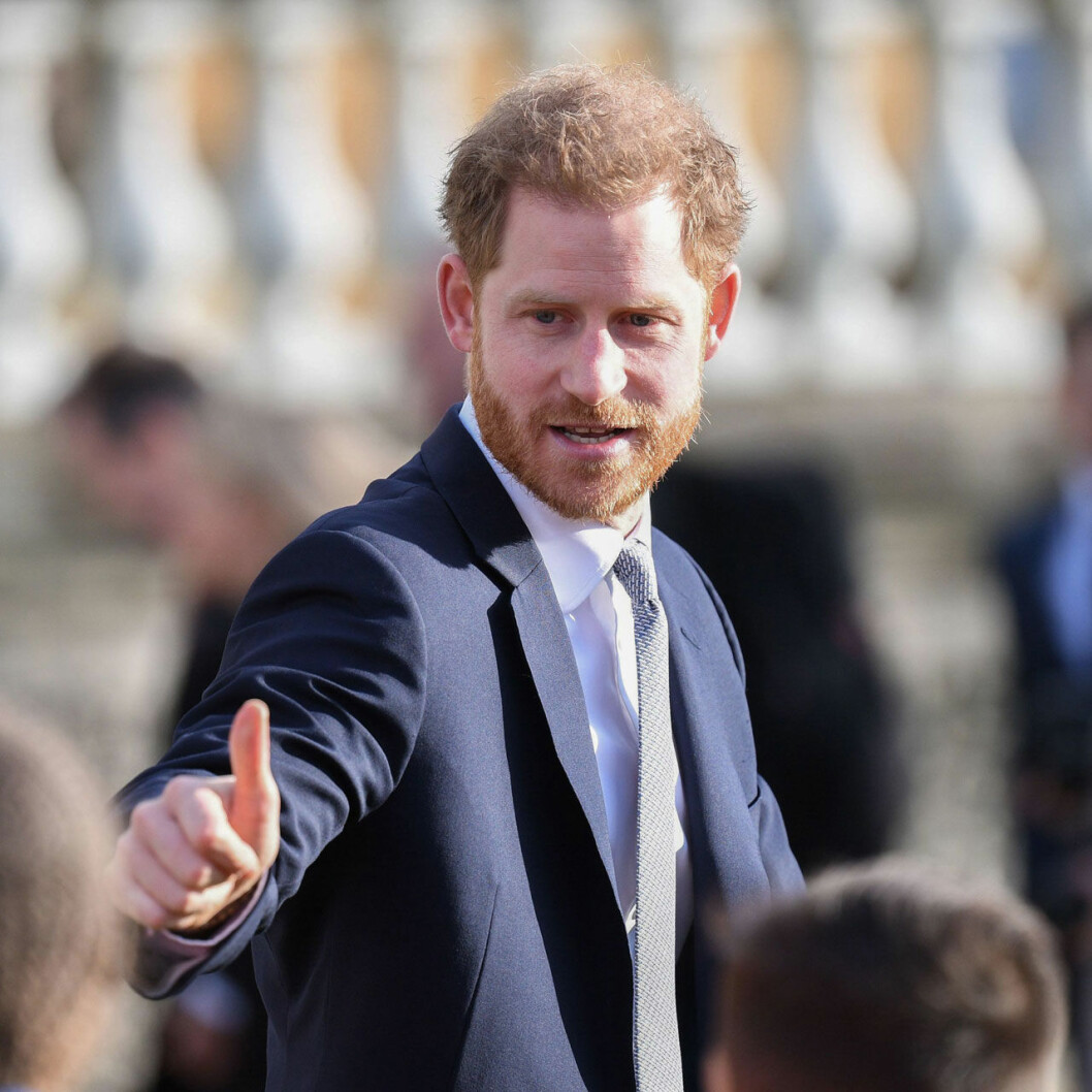 Nya chockbeskedet från Harry. Prins Harry gör tummen upp.