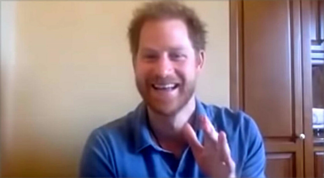 Så här ser det ut när prins Harry har sina videosamtal. En glad prins Harry berättar om Archie i ett videosamtal.
