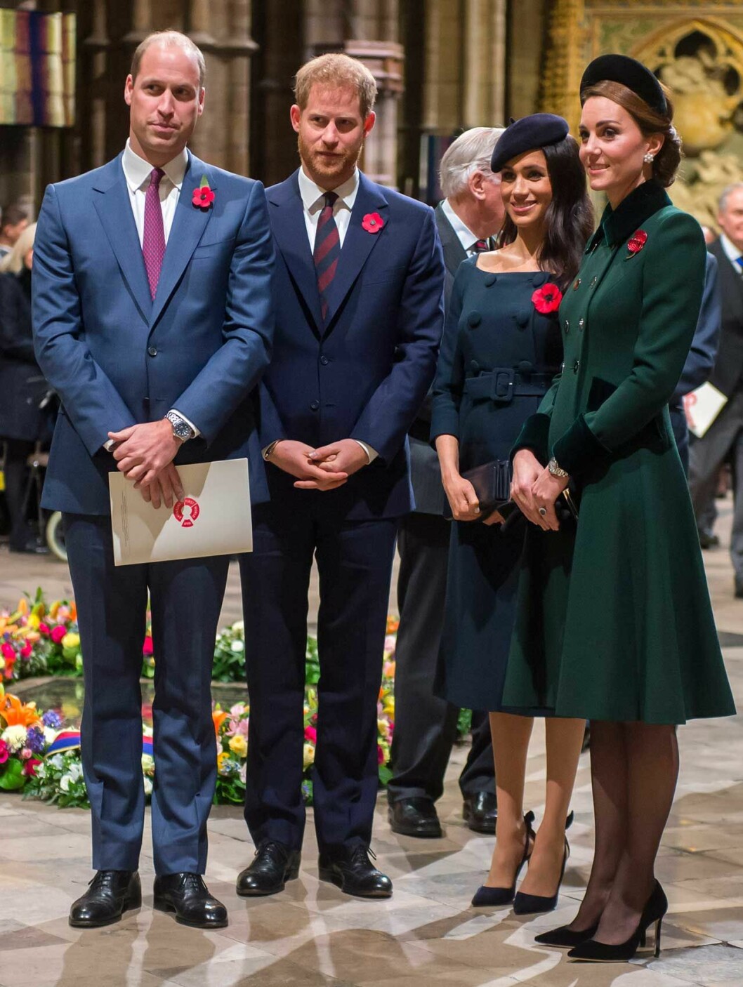 Denna fiffiga hattmodell gör att Kate ser ännu längre ut bredvid Meghan. Prins William. Prins Harry. Hertiginnan Meghan. Hertiginnan Kate.