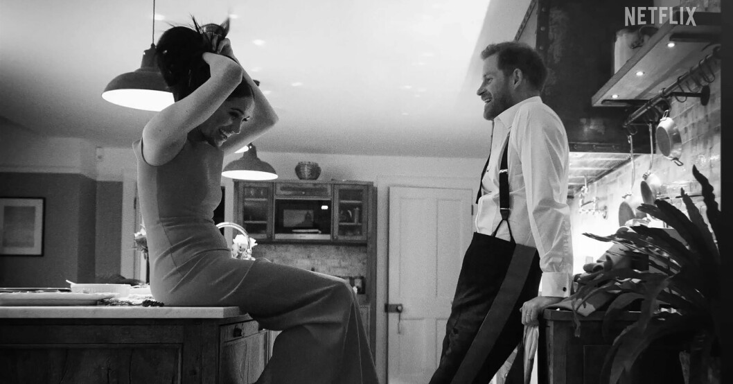 I serien kommer vi få se helt nya sidor av paret... En bild på Meghan Markle och prins Harry från deras kommande dokumentärserie Harry & Meghan. Meghan sitter på ett bord framför Harry