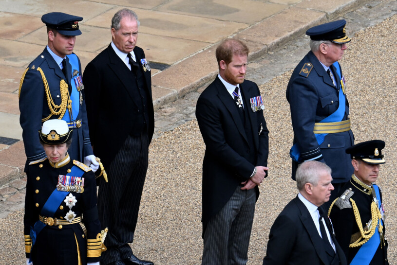 På begravningen fick Harry lämna uniformen hemma igen, och bar i stället en jackett.