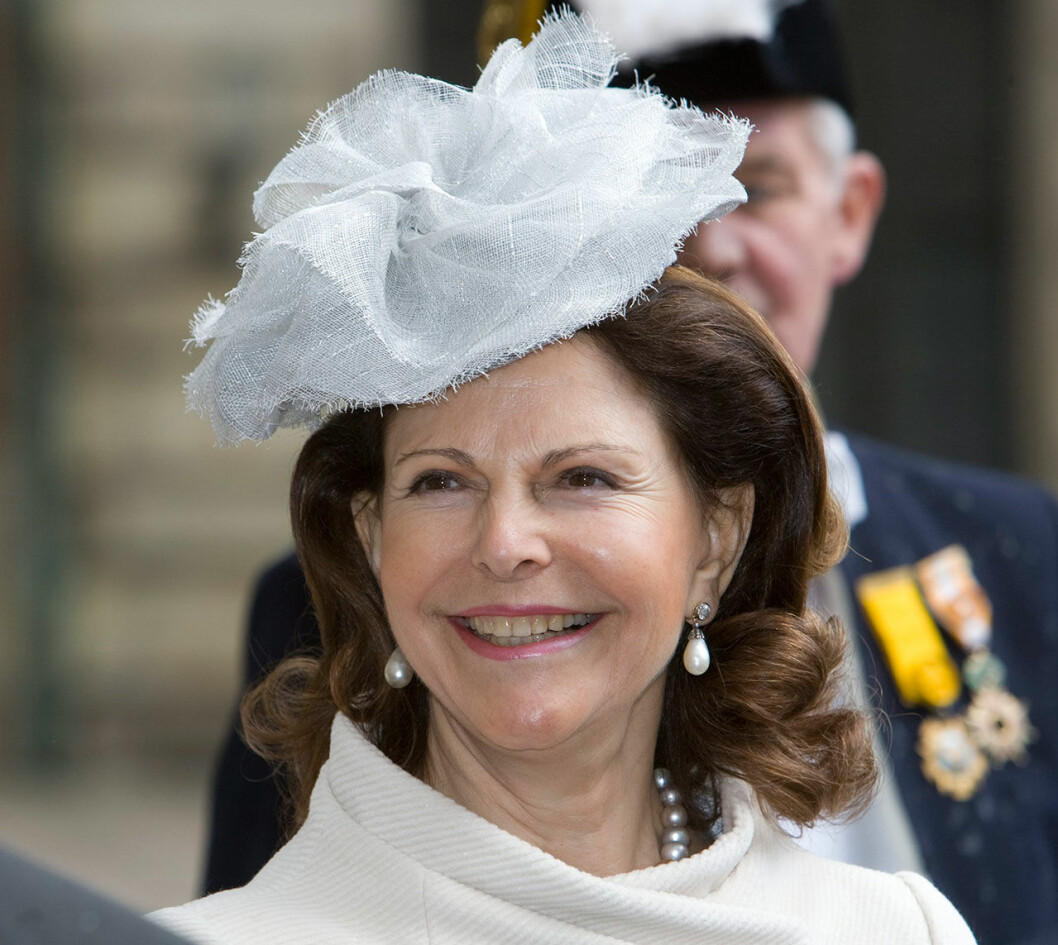 Stasbesök Grekland. Drottning Silvia i vit hatt