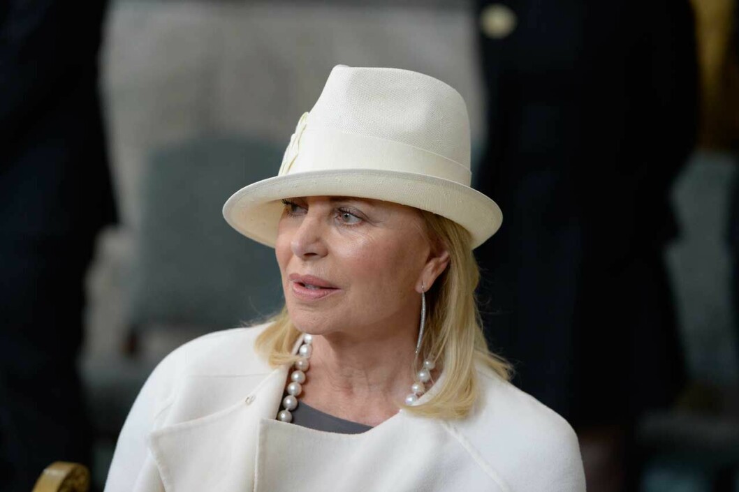 Chris O’Neill kan inte träffa mamma Eva i nuläget. Eva i hatt.