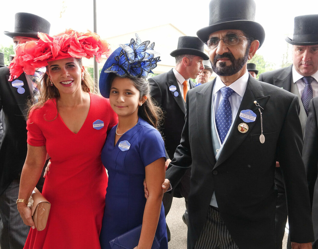 Haya och Jalila på Royal Ascot, två år före flykten. Till höger emiren, som inte varit närvarande vid någon av rättegångsdagarna. Prinsessan Haya med dottern Jalila och sin man, 2017.