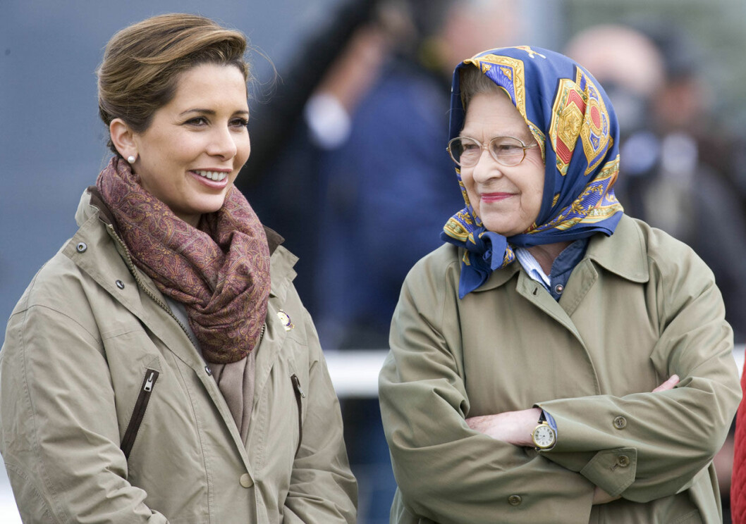 Haya med en annan hästfantast – drottning Elizabeth. Prinsessan Haya med drottning Elizabeth.