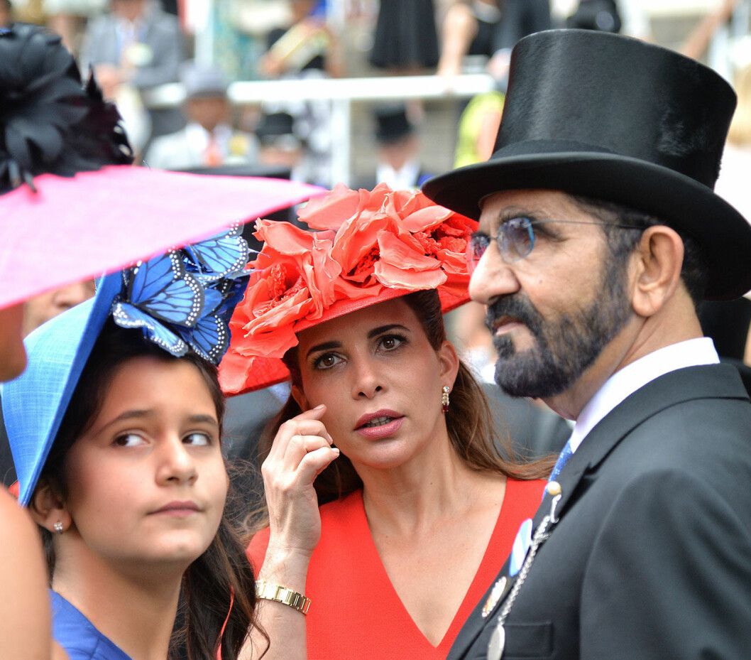 Prinsessan Haya på Royal Ascot med sin man emiren och dottern. Haya uppger att maken i maj 2019 hotat henne med orden: ”Du och barnen kommer aldrig att befinna er i säkerhet i England.” Och den dikt han låtit publicera om sin fru gav han titeln ”Du levde, du dog”. Prinsessan Haya på Royal Ascot med sin man emiren och dottern.