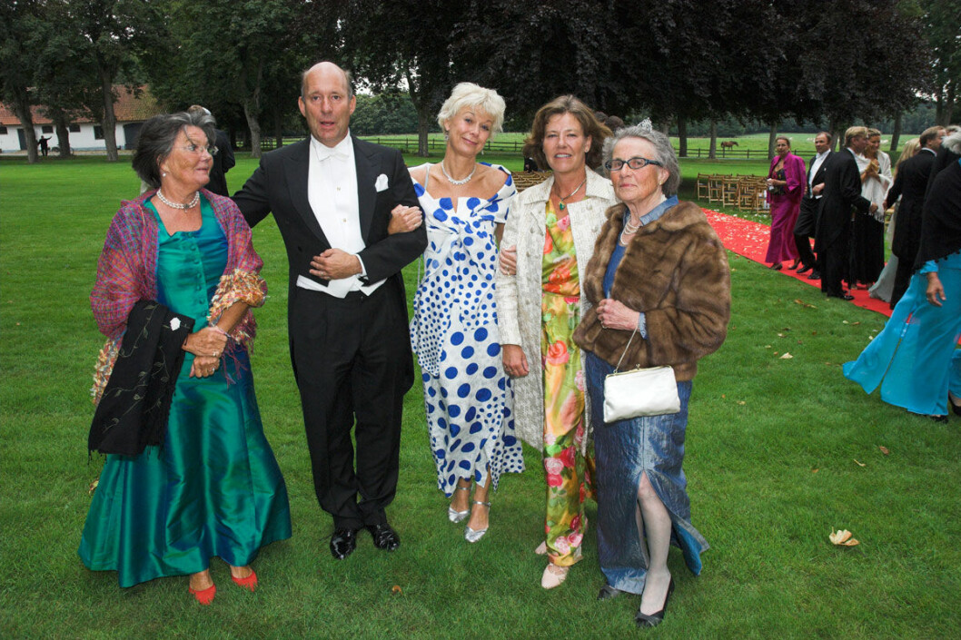 Idel glada släktingar: Pauline Treschow, Gustaf och Nina Gyllenkrok, Louise Larsson samt friherrinnan Jane Uggla. Idel glada släktingar: Pauline Treschow, Gustaf och Nina Gyllenkrok, Louise Larsson samt friherrinnan Jane Uggla.
