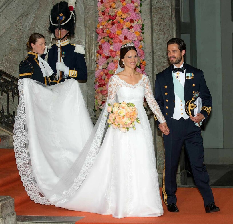 Sofia och Carl Philip på bröllopsdagen, i klänningen från Ida Sjöstedt.