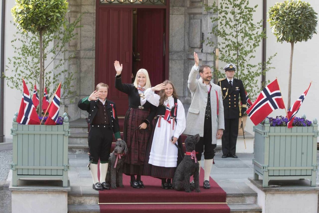Norska kronprinsparet med sina två hundar. Norska kronprinsparet med sina två hundar.