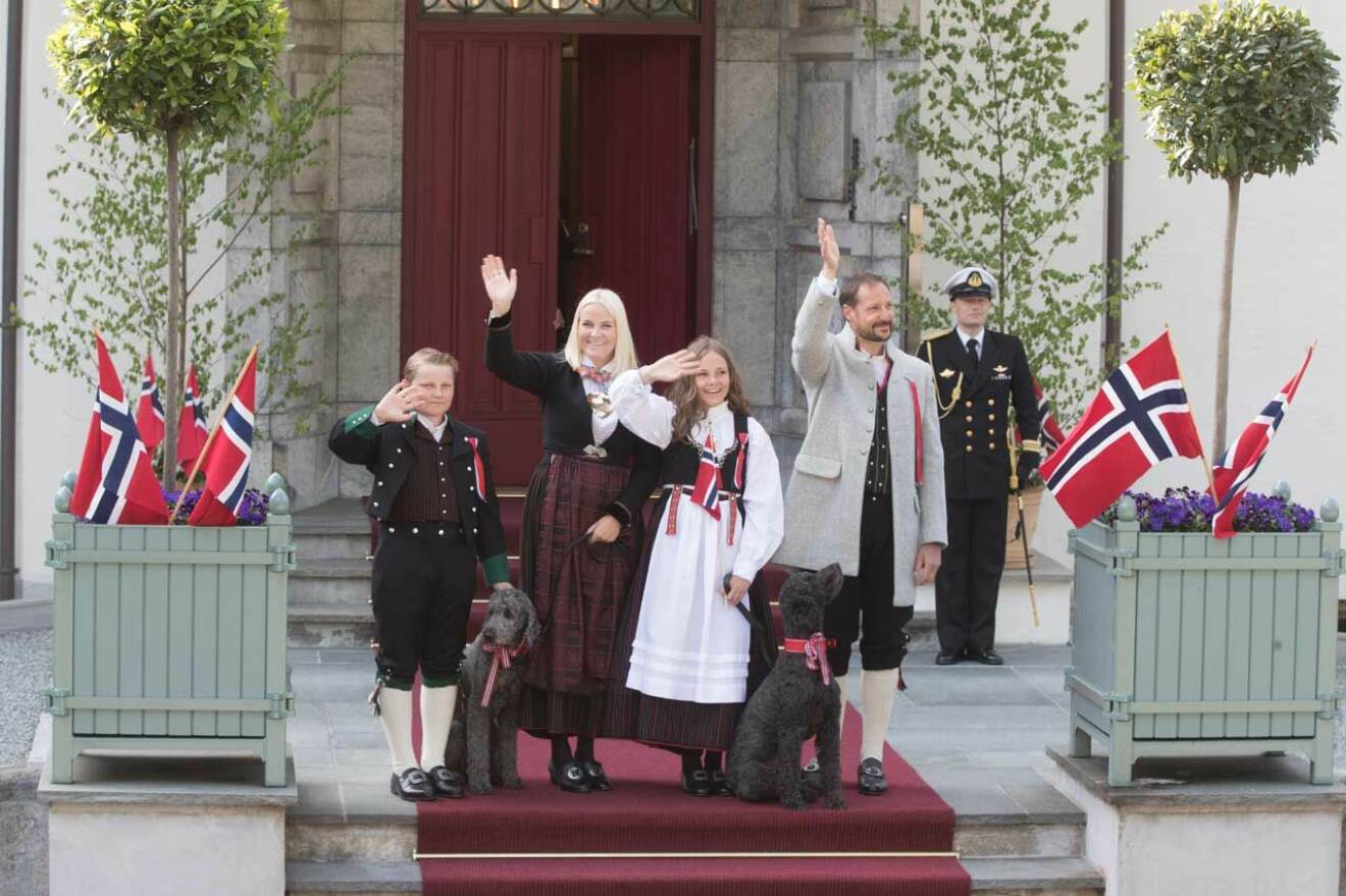 Norska kronprinsparet med sina två hundar.