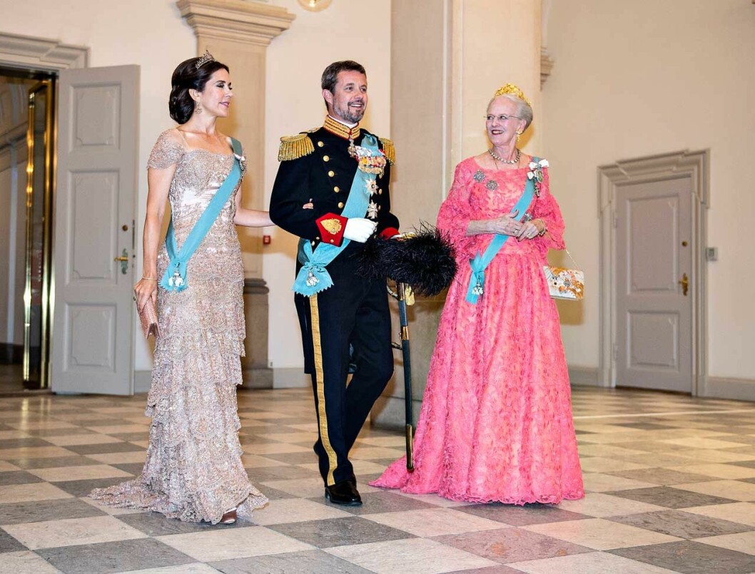 På väg till kronprins Frederiks 50-års fest förra året. På väg till kronprins Frederiks 50-års fest förra året.