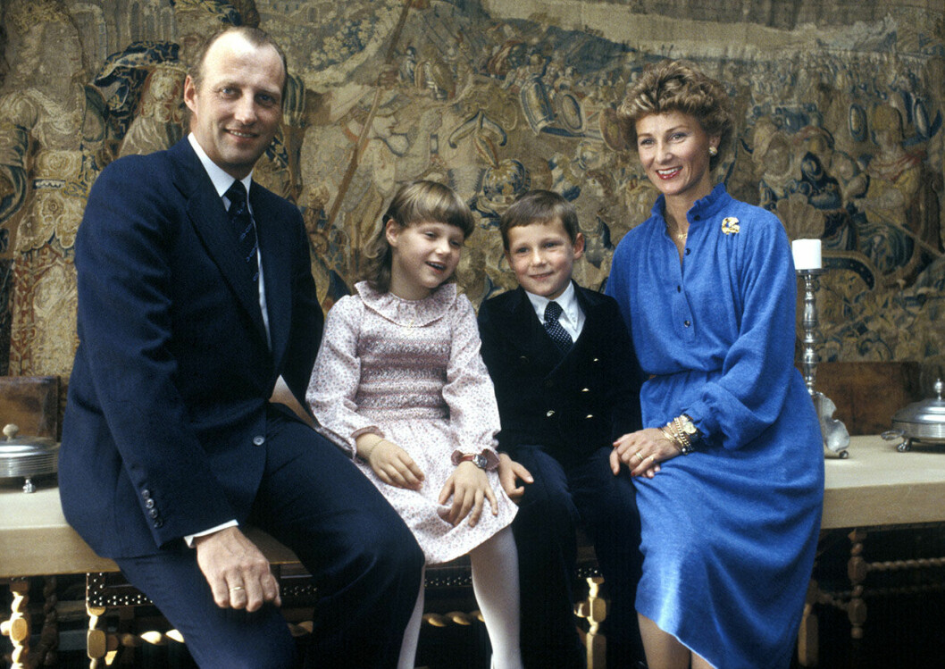 Hela familjen samlad i Skaugum 1979. Harald, Märtha Louise, Haakon och Sonja.