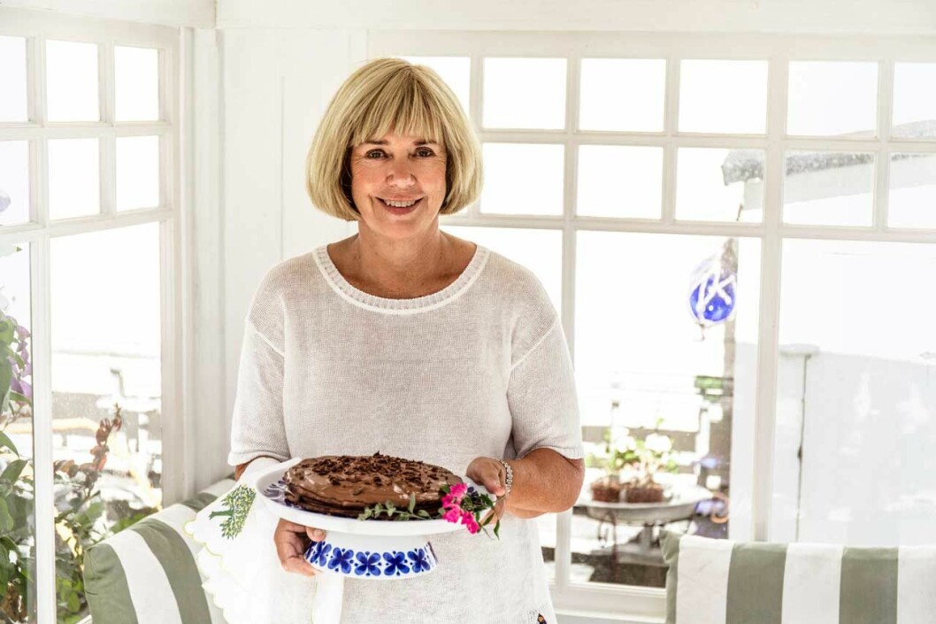 – Tänk att en tårta så tydligt kan hänga ihop med livets viktiga stunder, säger Helen om chokladtårtan med en mild chokladkräm. Cyssie Hammars tårta har en lång historia och har en given plats vid familjens högtider. Mamma helen von Sydow.