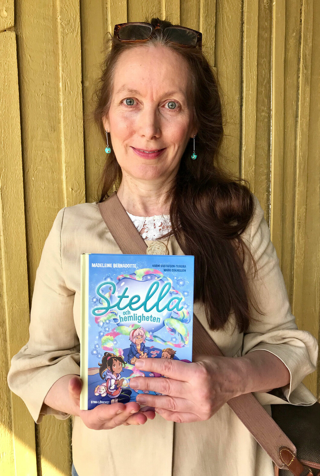 Svensk Damtidnings Helena Wiklund bevakar boklanseringen på plats. Svensk Damtidnings Helena Wiklund bevakar boklanseringen på plats.