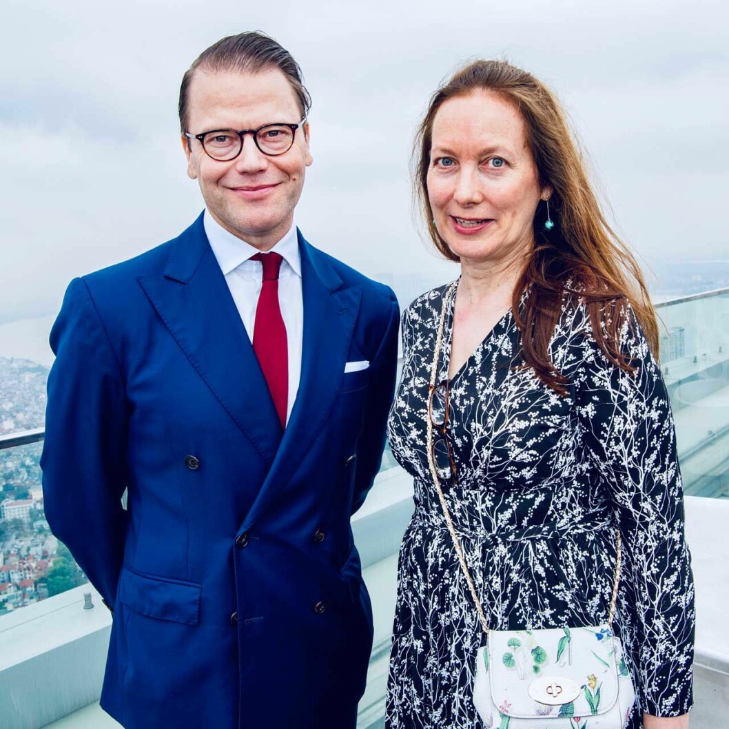 Prins Daniel och Svensk Damtidnings reporter Helena Wiklund på en takterrass i Hanoi tidigare i veckan. Svensk Damtidnings reporter Helena Wiklund med prins Daniel i Hanoi.