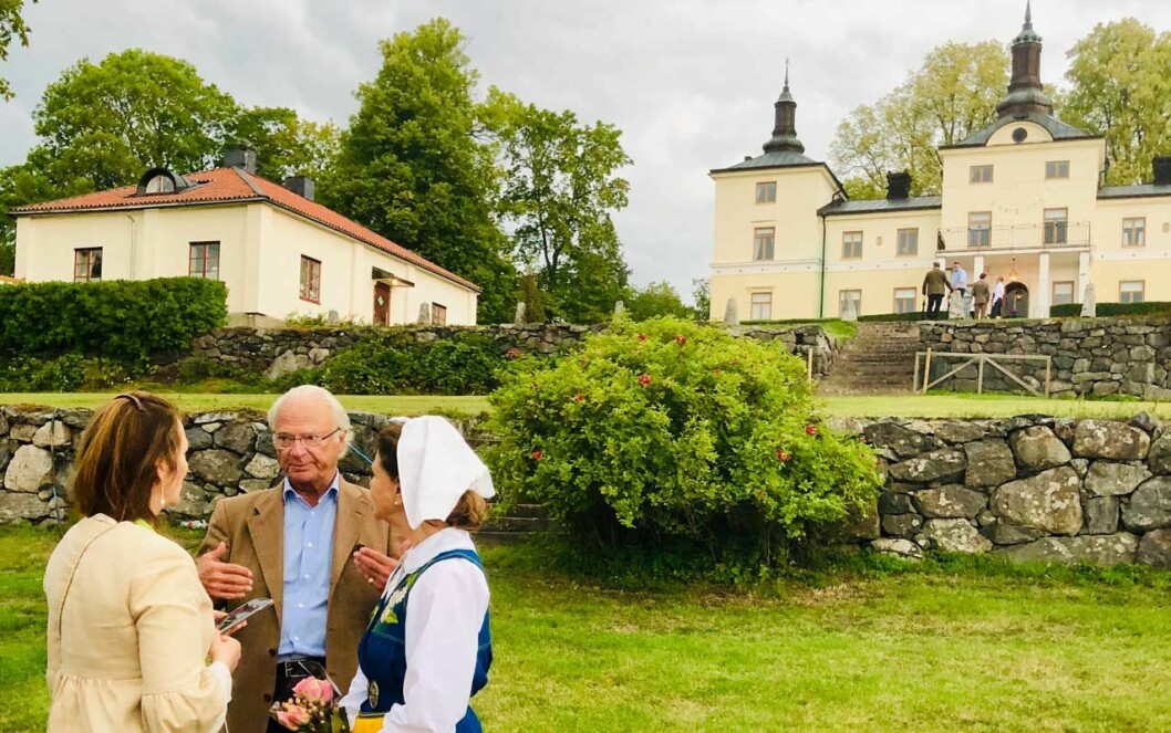Första gången jag intervjuar kungaparet hemma i deras trädgård! Svensk Damtidning intervjuar kungaparet på slottet Stenhammar..