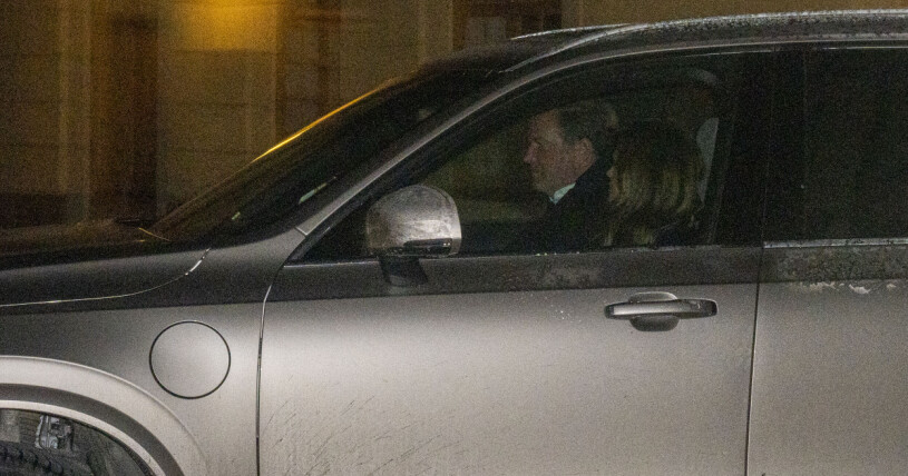 Och Madeleine kör hem prinsessfamiljen till Hovstallet.