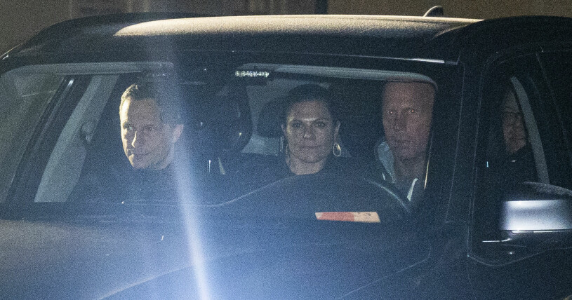 Victoria och Daniel skjutsas hem till Haga...