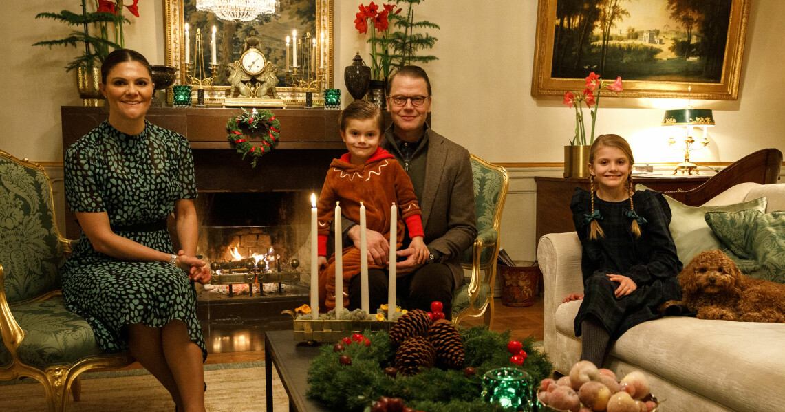 Familjen samlad framför öppna spisen i en av salongerna. Notera hur fint Rio ligger i soffan bredvid Estelle! Hemma hos kronprinsessan Victoria och prins Daniel på Haga slott