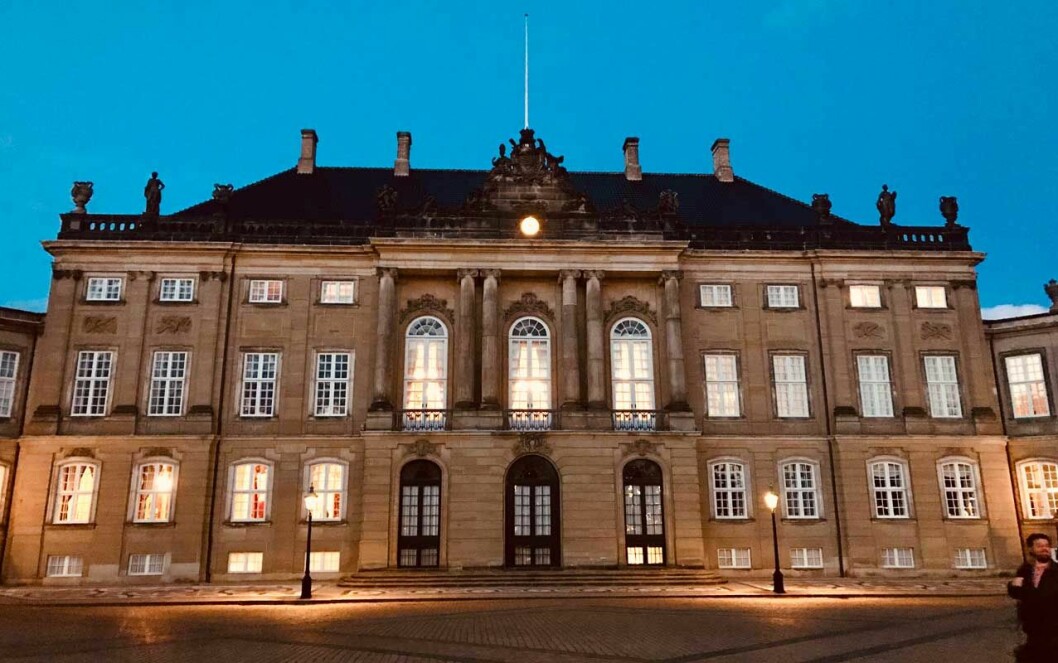Ser du de tre höga fönstren i mitten? Det var där som bilden på Frederik, Victoria, Mary och Daniel togs tidigare i kväll. I det här palatset bor kronprins Frederik och kronprinsessan Mary med sin familj.