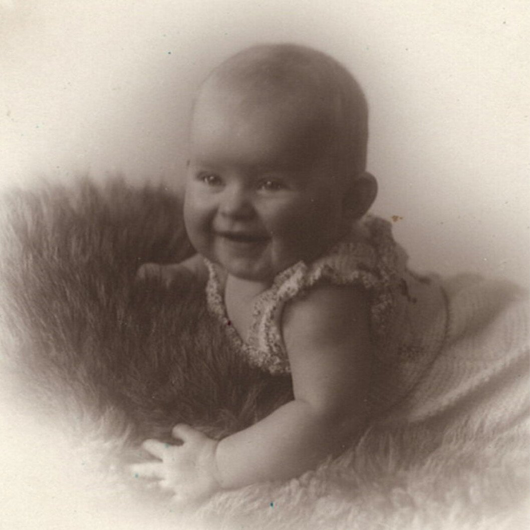 Lilla Unn – en norsk kungadotter? I hela 92 år har de kontroversiella uppgifterna om att Unn Næs är dotter till Norges kung Olav varit nertystade i Norge, men nu har de blivit till en bok. Lilla Unn Næs, som uppges vara dotter till Norges kung Olav.
