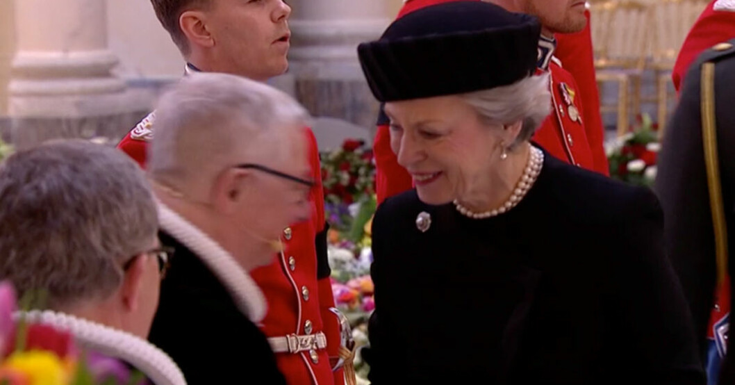 Här anländer Margrethes systrar till begravningen för prins Henrik