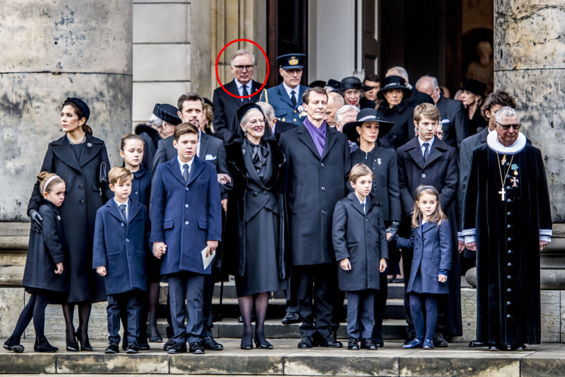 Begravningsföljet samlat efter ceremonin i slottskyrkan på Christiansborg. Prins Henriks begravning Fritz Schur