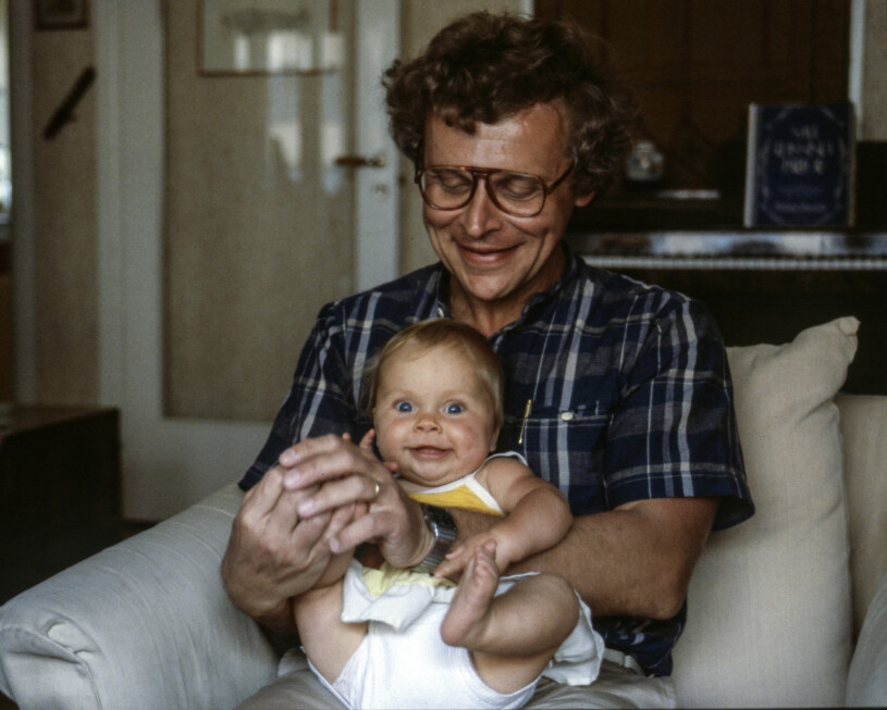 Herman med yngsta dottern Elin, sex månader, i Paris 1983.
