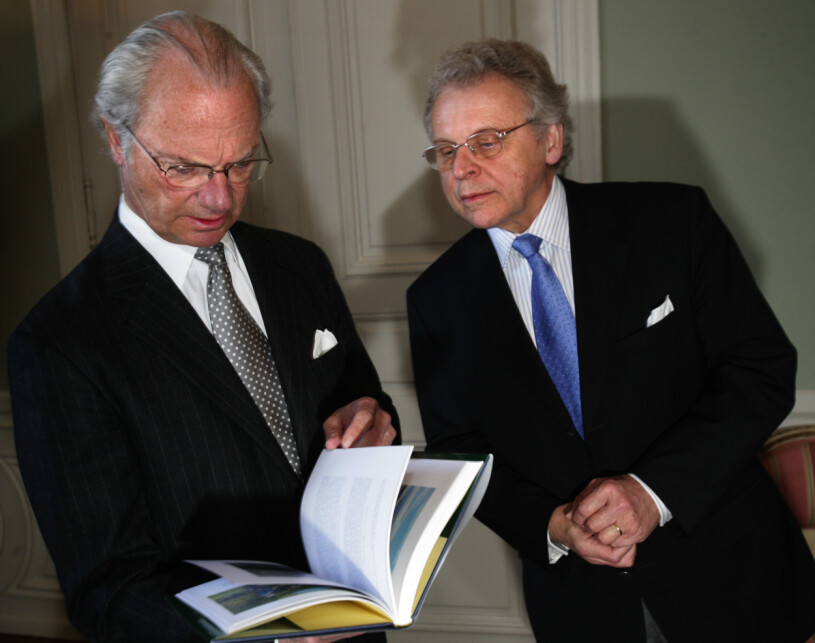 Herman överlämnar boken Carl XVI Gustaf – Porträtt i tiden, till vår monark.