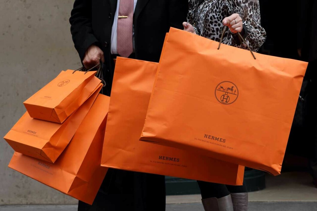 Modehusets välända orange påsar. Modehusets välända orange påsar.