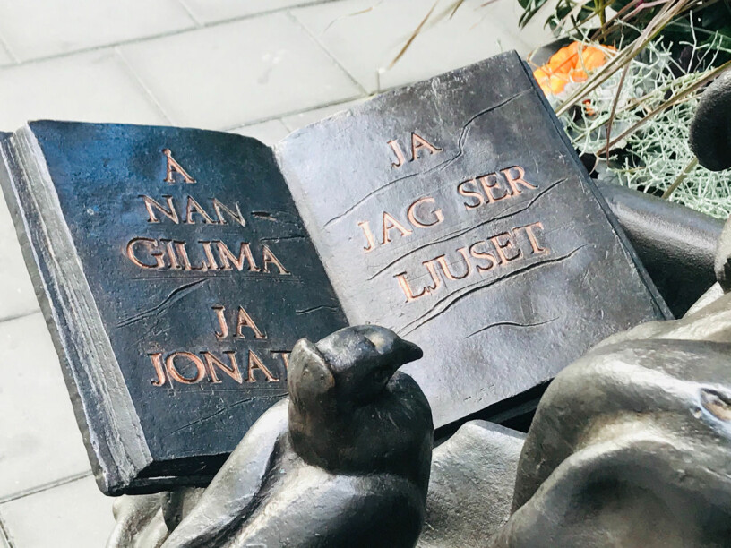 Boken med sitt citat från Astrid Lindgrens Bröderna Lejonhjärta. Hertha Hillfons skulptur av Astrid Lindgren.