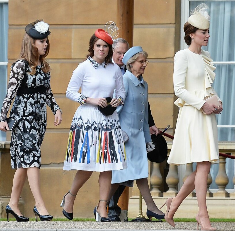 Hertiginnan Kate tar täten, före prinsessan Beatrice och prinsessan Eugenie.