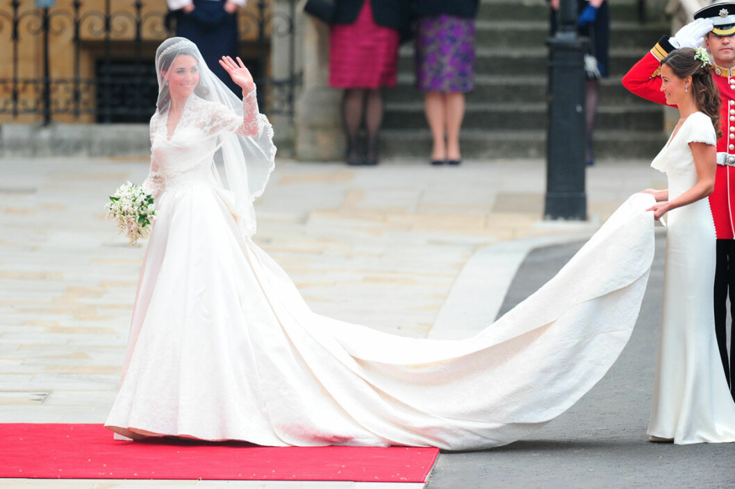 Catherine “Kate” Middletons klänning hade ett släp på nästan tre meter. Hertiginnan Kate i bröllopsklänning.