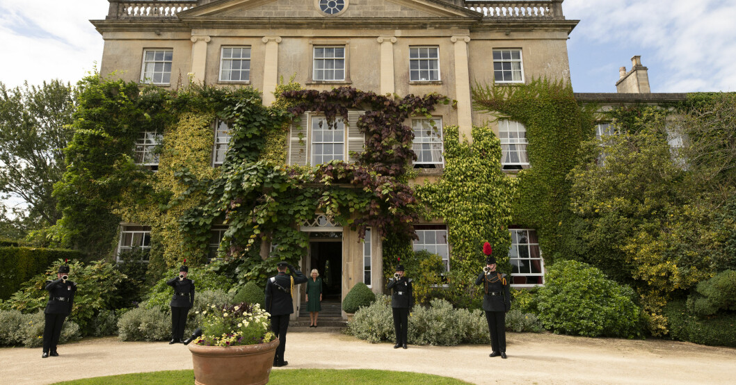 Camilla framför parets älskade Gloucestershire-hem, Highgrove House! Highgrove House