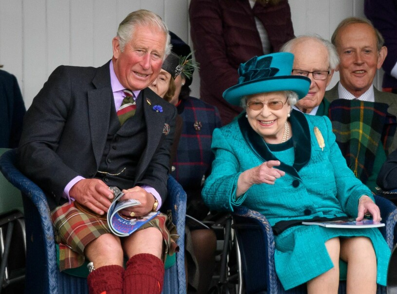 Elizabeth gillar att dyka upp på Highland Games, här 2018 tillsammans med prins Charles. I år fick han klara sig utan henne. Prins Charles och drottning Elizabeth