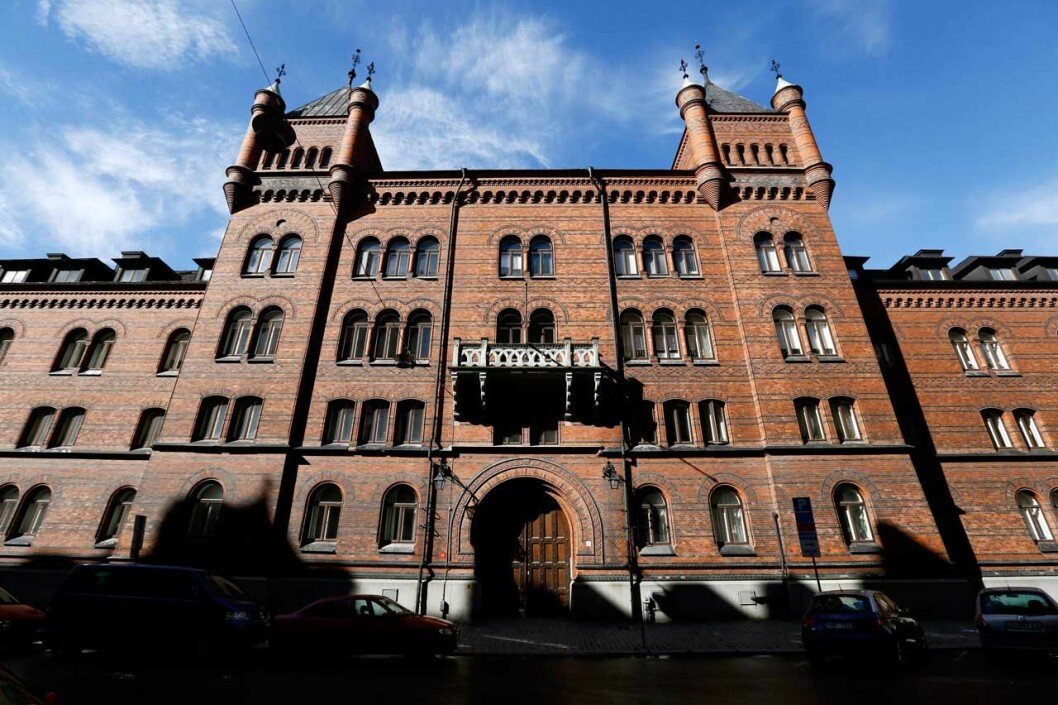 Hovstallet, där även flera hovanställda huserar, är beläget i hjärtat av Östermalm. Här bor prinsessan Madeleine med familj när de är i Sverige.