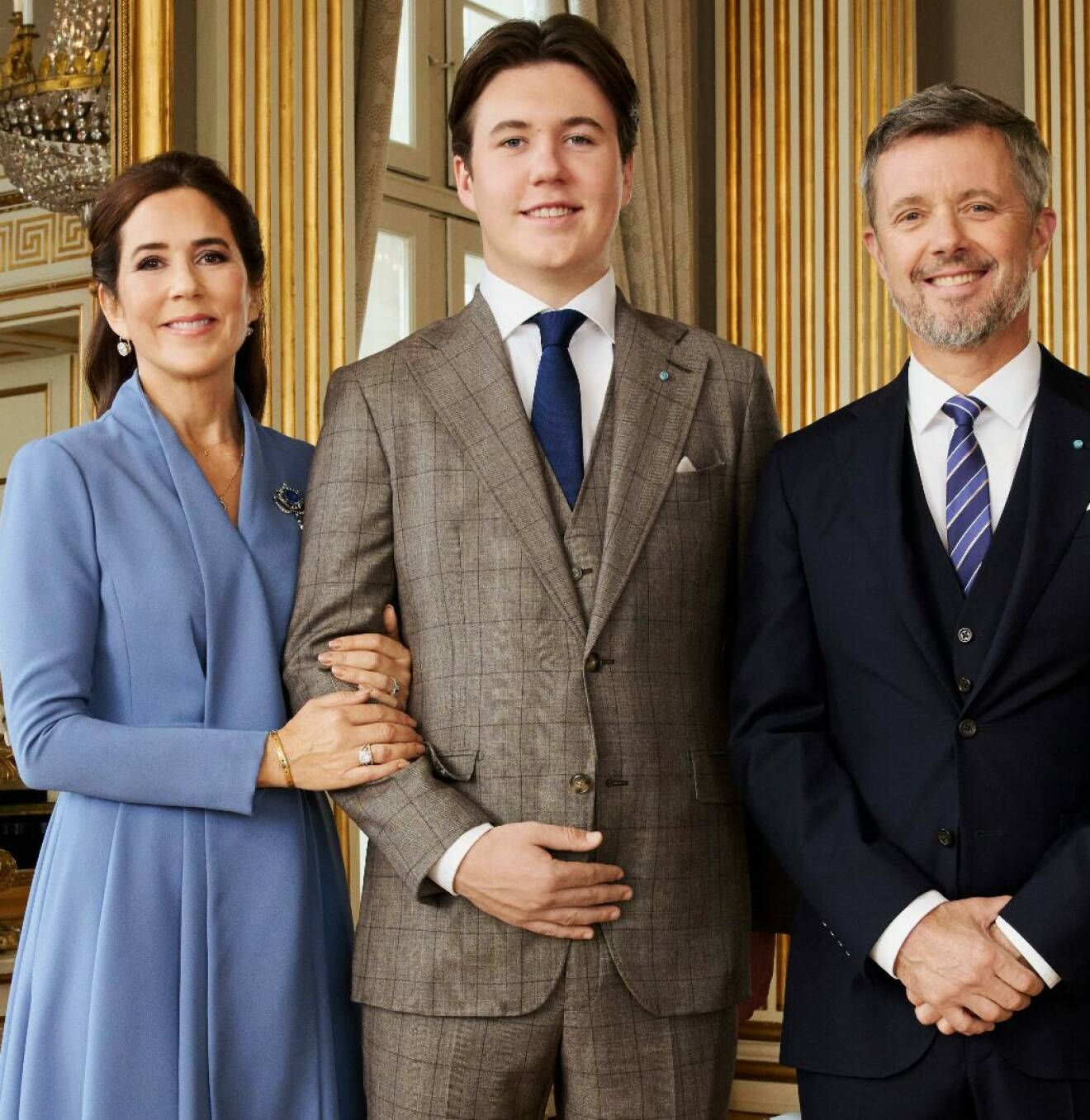 Kronprinsessan Mary, prins Christian och kronprins Frederik på Amalienborg