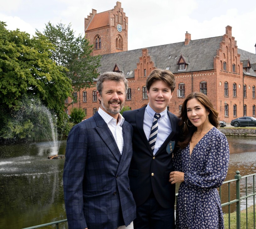 Prins Christian framför nya skolan med pappa Frederik, 53, och mamma Mary, 49. Han blir en av cirka 600 elever. Prins Christian Kronprins Frederik Kronprinsessan Mary Herlufsholm Kostskole Internatskola