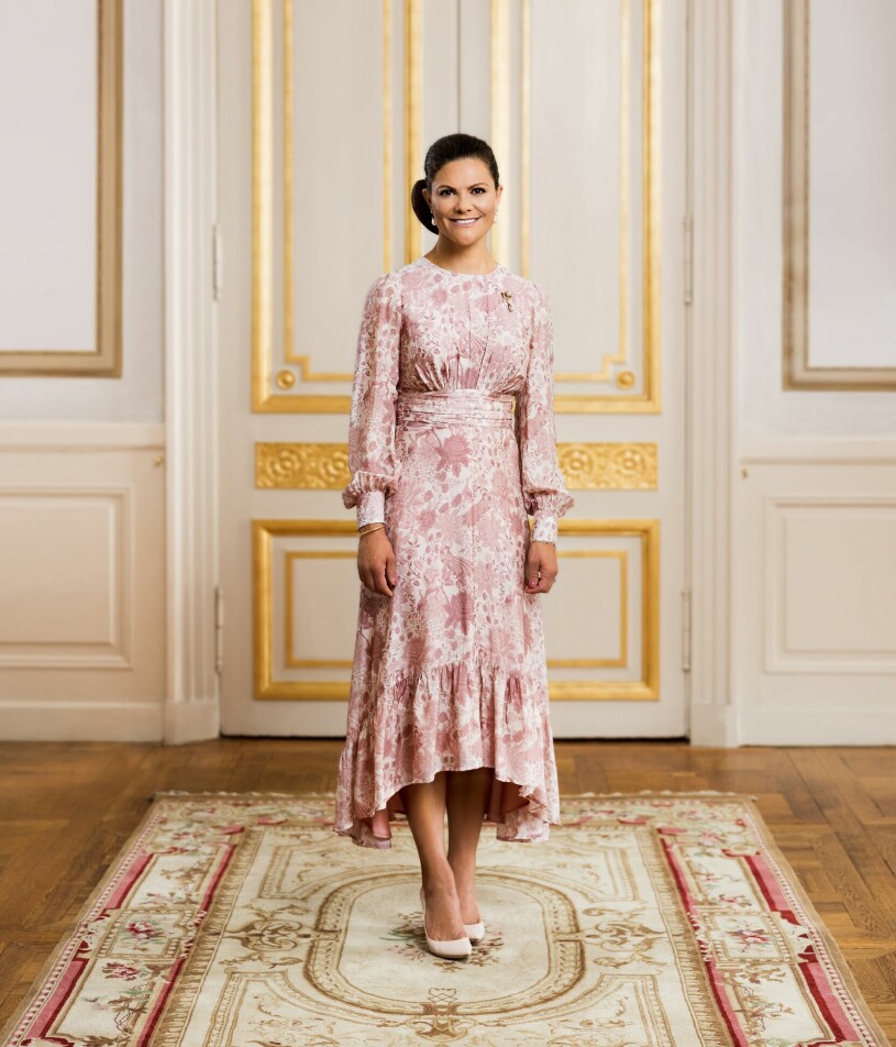 Kronprinsessan Victoria strålar i sin födelsedagsklänning. Prinsessan Victoria Victoriadagen 2022