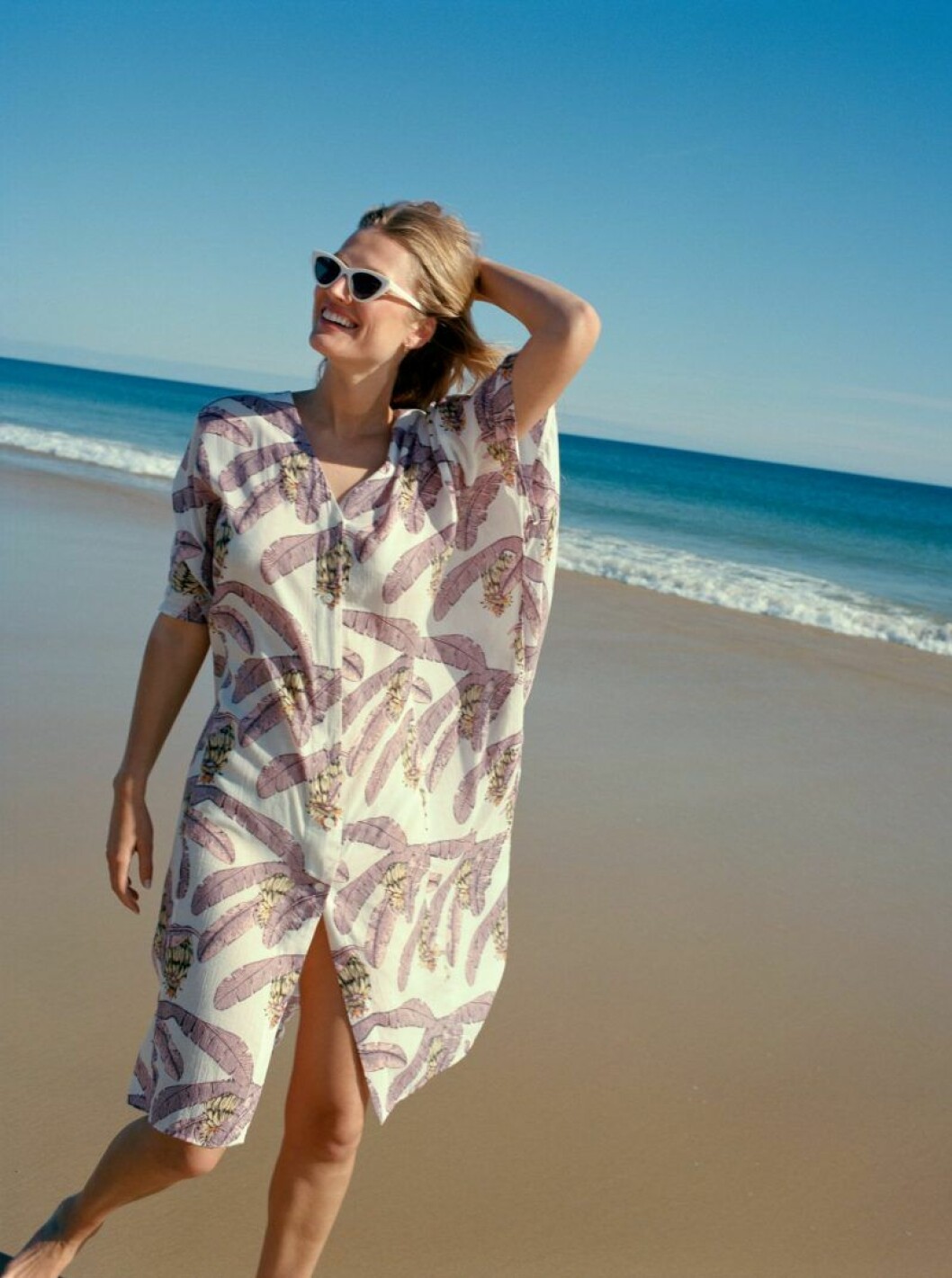 Bland plaggen finns kaftaner för strandhäng och avslappnade klänningar till vardagen. H&M har släppt sommarkollektion med Desmond & Dempsey