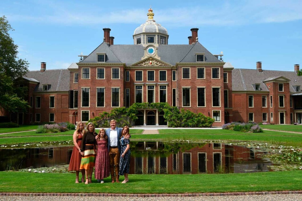 Hollands kungafamilj framför slottet